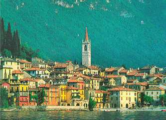 il borgo di varenna visto dal lago